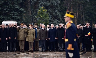 Tăriceanu şi Dragnea, alături de Klemm, la o ceremonie militară şi religioasă organizată de Ziua Naţională în Parcul Carol I