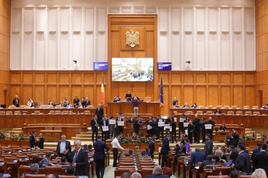 UPDATE - Scandal în Parlament, care dezbate legea privind statutul magistraţilor în ciuda solicitărilor opoziţiei de amânare. Schimb de replici Cosette Chichirău-Şerban Nicolae: Hoţ/Nesimţită; Am poză că sunteţi şofer/Am poză în care faceţi sex anal