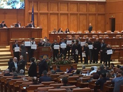 Şedinţa Camerei, întreruptă de un protest al deputaţilor USR. Liberalii au părăsit sala