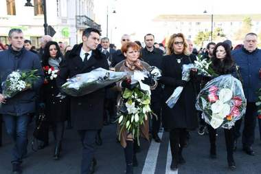 Craiova: Câteva mii de oameni, la acţiunea de comemorare a regelui Mihai organizată de PSD. Printre participanţi, Olguţa Vasilescu şi Claudiu Manda