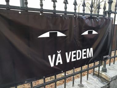 Protest mut în faţa sediului PSD Sibiu faţă de modificarea legilor justiţiei; oamenii reclamă lipsa de transparenţă