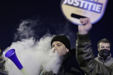 Protest la Palatul Parlamentului faţă de modificarea legilor justiţiei - FOTO, VIDEO