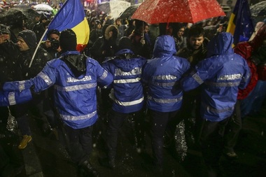 Peste 1.500 de oameni au protestat în Capitală. Jandarmii au pus garduri pentru ca manifestanţii să nu se apropie de Palatul Parlamentului. Protestatari către jandarmi: Când o să vă taie cu sabia şi n-o să puteţi folosi înregistrarea video, o să plângeţi!