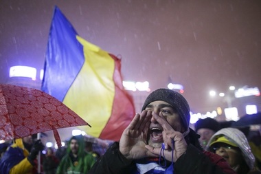 Protestul din Bucureşti: Aplauze pentru Regele Mihai şi moment de reculegere în memoria eroilor Revoluţiei, în Piaţa Palatului