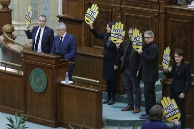 UPDATE - Şedinţa de plen a Senatului, suspendată după ce USR a ocupat tribuna. Şedinţa a fost reluată - Opoziţia are patru ore pentru susţinerea amendamentelor respinse la legea 303/2004 - VIDEO. FOTO