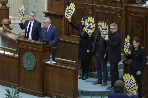 UPDATE - Şedinţa de plen a Senatului, suspendată după ce USR a ocupat tribuna. Şedinţa a fost reluată - Opoziţia are patru ore pentru susţinerea amendamentelor respinse la legea 303/2004 - VIDEO. FOTO