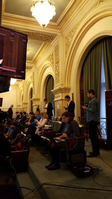 Mai mulţi deputaţi USR asistă din balconul presei la şedinţa Senatului. Barna: Puterea transformă Justiţia într-un instrument de casă. VIDEO