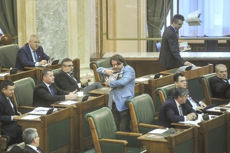Dispute în plenul Senatului. Băsescu: Nu mai suntem suverani de când am intrat în UE. Tăriceanu: Suveranitatea Parlamentului nu poate fi contestată. "Ferma animalelor" de Orwell, oferită de USR senatorilor puterii - FOTO