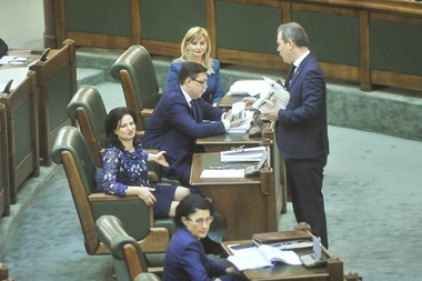 Tăriceanu: Asistăm în Parlament la un comportament al celor de la USR care denotă o doză de exhibiţionism