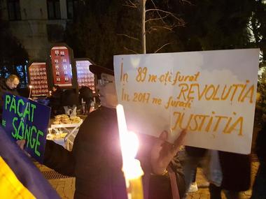 Protest cu colivă şi colaci, în faţa sediului PSD Iaşi
