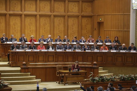 Parlamentul a adoptat legea bugetului de stat pentru 2018. Opoziţia spune că şubrezeşte economia României. Dragnea: Va continua dezvoltarea ţării. Vosganian: România are o datorie publică la jumătatea celei europene
