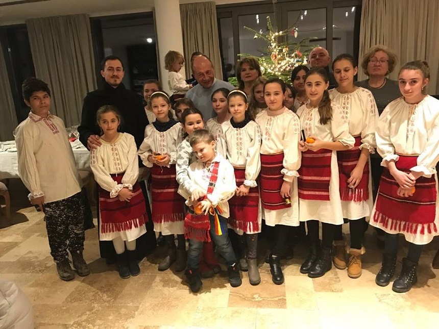 Mesajul lui Traian Băsescu: Sfintele sărbători ale Crăciunului să vă aducă multă, multă speranţă în mai bine!