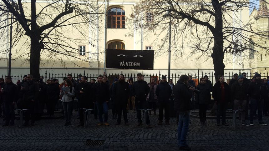 Protestele în faţa sediului PSD Sibiu faţă de modificările la legile justiţiei au fost reluate. VIDEO