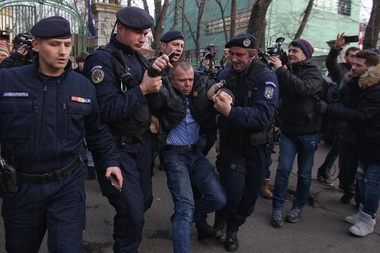 Patru protestatari au fost ridicaţi de jandarmi din faţa sediului PSD, unde are loc şedinţa Comitetului Executiv. Unul dintre ei s-a urcat în copac. FOTO, VIDEO