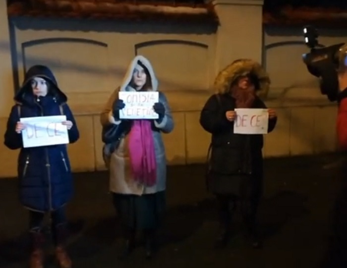 Protestatari de la Iniţiativa România în faţa Palatului Cotroceni: Modul în care preşedintele a răspuns astăzi cetăţenilor României este cel puţin o dezamăgire. VIDEO
