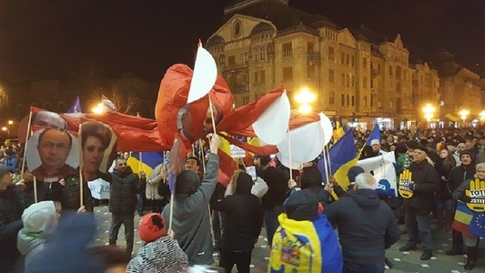 Timişoara: Aproximativ 1000 de timişoreni protestează în Piaţa Victoriei. A fost adusă o caracatiţă cu chipul lui Liviu Dragnea

