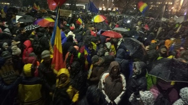 Protestatarii din Piaţa Universităţii, al căror număr a trecut de 30.000, au plecat spre Palatul Parlamentului. Clădirea este înconjurată de jandarmi