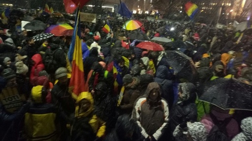 Protestatarii din Piaţa Universităţii, al căror număr a trecut de 30.000, au plecat spre Palatul Parlamentului. Clădirea este înconjurată de jandarmi