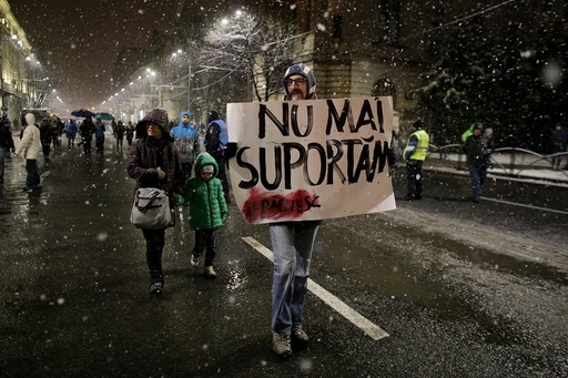 Zecile de mii de oameni adunaţi în faţa Palatului Parlamentului şi-au aprins lanternele telefoanelor şi au intonat imnul. Manifestanţii au început să plece