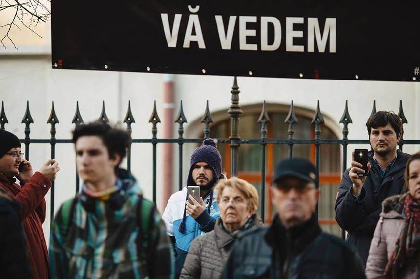 Protest tăcut sincron în faţa sediilor PSD din Sibiu şi Cluj-Napoca. VIDEO