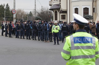 Protest cu portocale, în faţa Palatului Cotroceni; Liviu Pleşoianu: Domnul Iohannis este într-o derută logică totală. FOTO, VIDEO