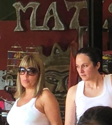 UPDATE - Fotografii în care apar Elena Udrea şi Alina Bica şi despre care se spune că sunt făcute în Costa Rica, postate pe un cont de Facebook. Reacţia Elenei Udrea