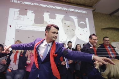 Daniel Florea, candidat retras din cursa pentru o funcţie de vicepreşedinte în PSD, s-a urcat pe scenă Congresului pentru a-i mulţumi lui Liviu Dragnea: Mulţumesc că mi-a dat onoarea de a conduce organizaţia PSD Sector 5