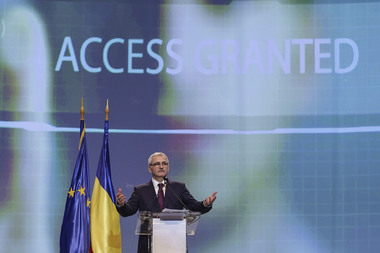 REPORTAJ: Ce a rămas după Congresul PSD: nemulţumiri, proteste, candidaturi retrase în ultima clipă, gunoaie pe holuri şi mucuri de ţigară îndesate în sticlă, în sală