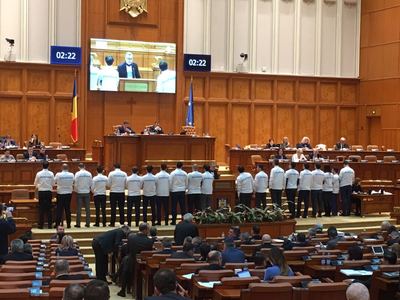 Deputaţii USR, protest cu spatele către parlamentari, în timpul dezbaterilor la legile justiţiei VIDEO