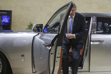 Iohannis, la SIAB 2018: Am înţeles că românii îşi doresc maşini. Cred că şi românii, şi eu ne dorim să avem şi drumurile aferente, fiindcă aici lucrurile se mişcă foarte slab