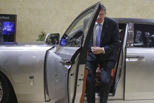 Iohannis, la SIAB 2018: Am înţeles că românii îşi doresc maşini. Cred că şi românii, şi eu ne dorim să avem şi drumurile aferente, fiindcă aici lucrurile se mişcă foarte slab