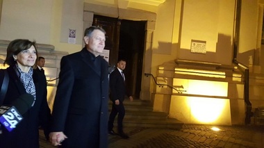 Klaus Iohannis şi soţia sa, la slujba de Înviere de la Biserica Romano-Catolică ”Sfânta Treime” din Sibiu. VIDEO