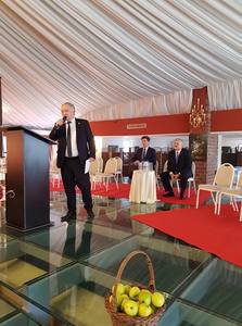 Scandal şi îmbrânceli la Conferinţa de alegeri a PMP Timiş, unde deputatul Cornel Sămărtinean a fost ales preşedintele organizaţiei judeţene. VIDEO