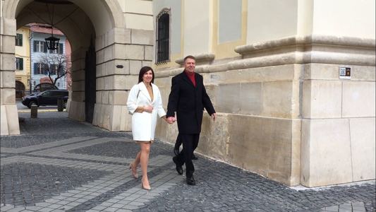 Klaus şi Carmen Iohannis, la slujba de Paşte la Biserica Romano-Catolică ”Sfânta Treime” din Sibiu. VIDEO