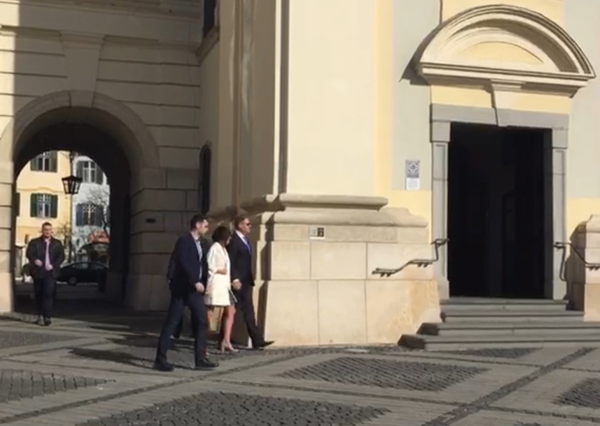 Klaus Iohannis şi soţia sa, la slujba de la Biserica Romano-Catolică ”Sfânta Treime” din Sibiu. VIDEO