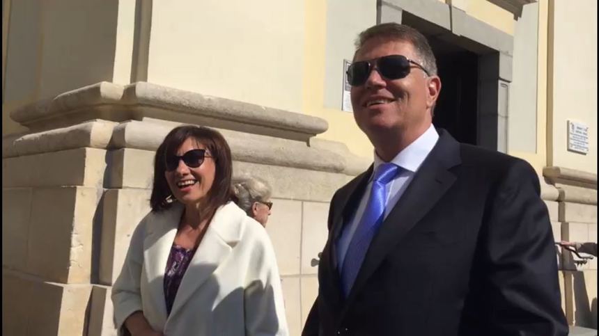 Preşedintele Iohannis a participat la slujba de la Biserica Romano-Catolică ”Sfânta Treime” din Sibiu: Le doresc tuturor zile frumoase, cu linişte şi pace. VIDEO