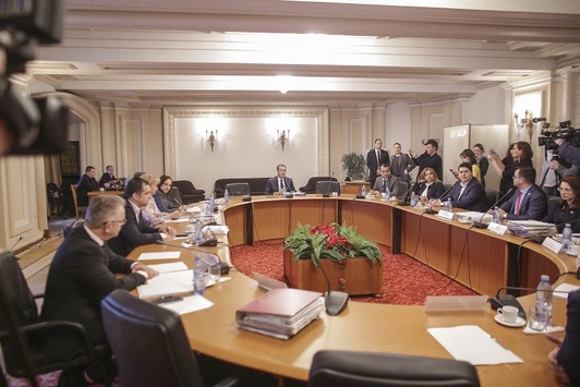 Manda: Coldea nu a citit în comisie de pe nicio foaie. În faţa presei a citit probabil ce îşi pregătise înainte