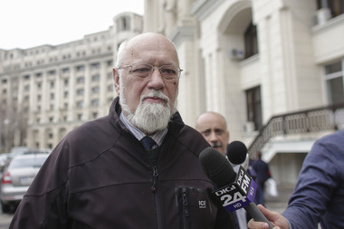 Institutul Revoluţiei Române, condus de Gelu Voican Voiculescu: Preşedintele României a fost expus ridiculizării; Revoluţia nu poate fi anchetată de procurori