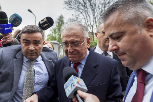 UPDATE - Fostul preşedinte Ion Iliescu, la Parchetul General unde i s-a adus la cunoştinţă începerea urmăririi penale în dosarul "Revoluţiei". FOTO