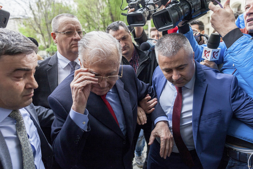 Fostul preşedinte Ion Iliescu a plecat după aproximativ o oră şi jumătate de la Parchetul General, unde a fost citat în dosarul "Revoluţiei"