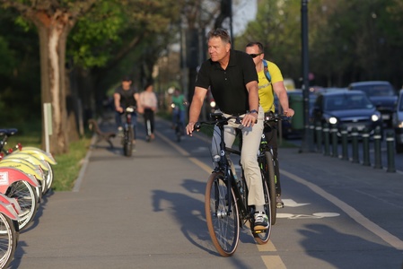 Iohannis a ieşit la plimbare cu bicicleta în zona Parcului Herăstrău: Traficul din Capitală este infernal, indiferent de vreme. Reacţia primarului Gabriela Firea. FOTO