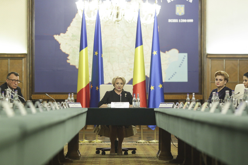 Dăncilă, despre cei care o critică: Am ajuns la concluzia că trebuie să îi las să vorbească. Caută să arunce cu noroi în anumiţi oameni, pentru că aşa au fost învăţaţi. Am o datorie şi trebuie să fiu un om echilibrat 