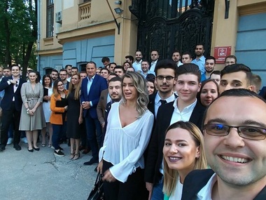 Liderul tinerilor PMP anunţă trecerea organizaţiei la PSD. Tomac (PMP): E fake news. De la PMP a plecat un om care a decis că e mai bine să stea în poze lângă Daea