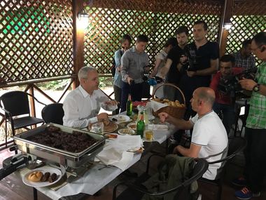 Liviu Dragnea şi internautul din Galaţi care a pierdut pariul au băut bere la sediul PSD şi au mai pus un pariu. Dragnea:  Am avut o discuţie bună, aşezată, cu un om bun, aşezat. FOTO/VIDEO