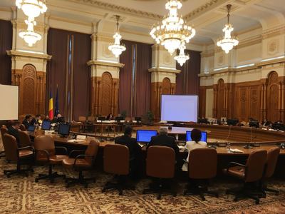 Comisia Iordache a început dezbaterile privind punerea în acord cu decizia Curţii Constituţionale a Legii 303/2004 privind statutul magistraţilor. Opoziţia a cerut suspendarea şedinţei, cererea fiind respinsă