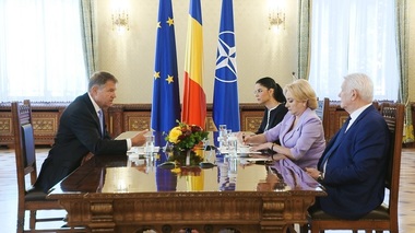 UPDATE - Consultări preşedinte - premier:  Iohannis a solicitat cooperare instituţională loială şi corectă şi a spus că deciziile majore de politică externă trebuie luate întotdeauna cu responsabilitate şi discernământ. Comunicatul Guvernului