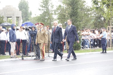 Dragnea a mers cu un elicopter MApN la Buzău, la manifestările de Ziua Eroilor: Am primit invitaţia de la MApN de a participa la acest eveniment, am trimis solicitare de transport special, am primit răspuns pozitiv
