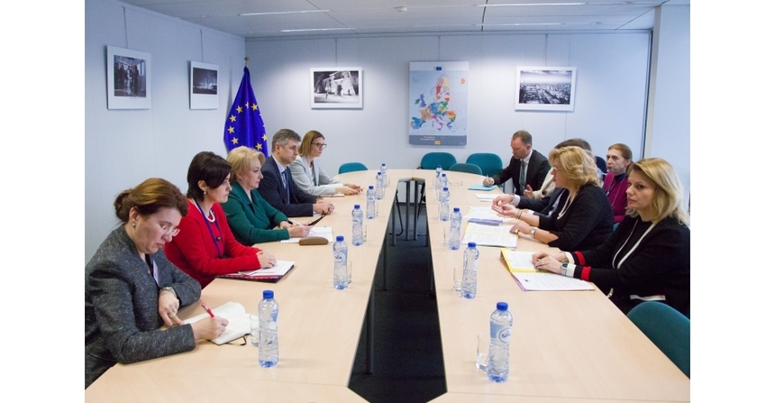 Premierul Viorica Dăncilă se întâlneşte cu comisarul european Corina Creţu, care avertiza asupra întârzierii proiectelor cu fonduri UE 