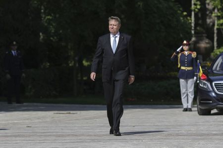 Iohannis, cu ocazia Zilei Românilor de Pretutindeni: Instituţiile statului român au datoria să redea încrederea românilor de pretutindeni în ţara lor, astfel încât să poată reveni acasă