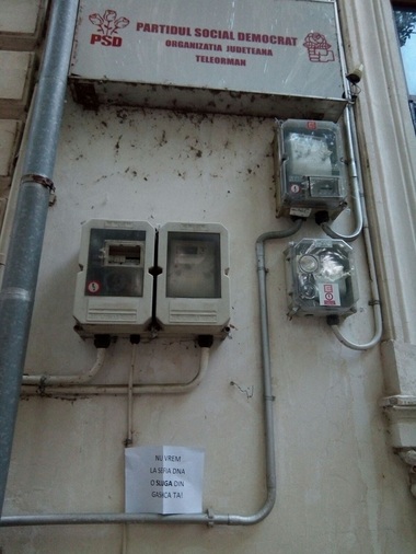 ”Nu vrem la şefia DNA o slugă din gaşca ta”, mesaj postat miercuri seară la sediul  PSD Teleorman - FOTO

